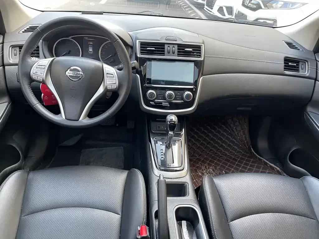 Nissan Tiida — фото 4