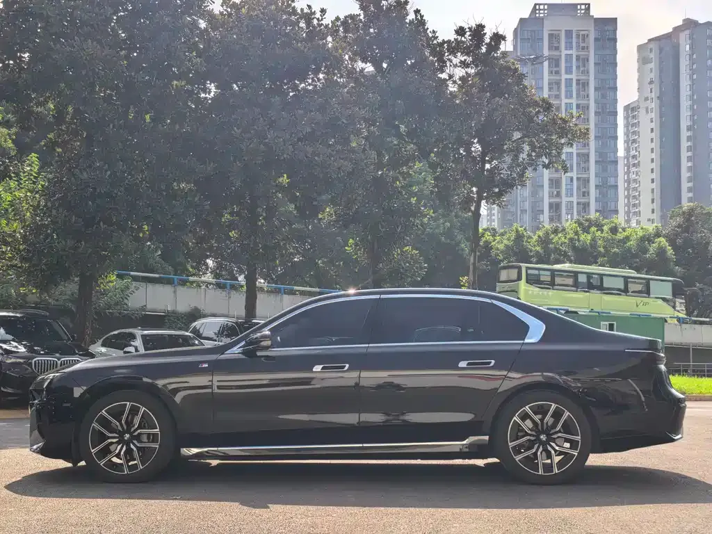 BMW 7 Series — фото 10