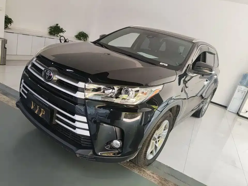 Toyota Highlander — фото 1