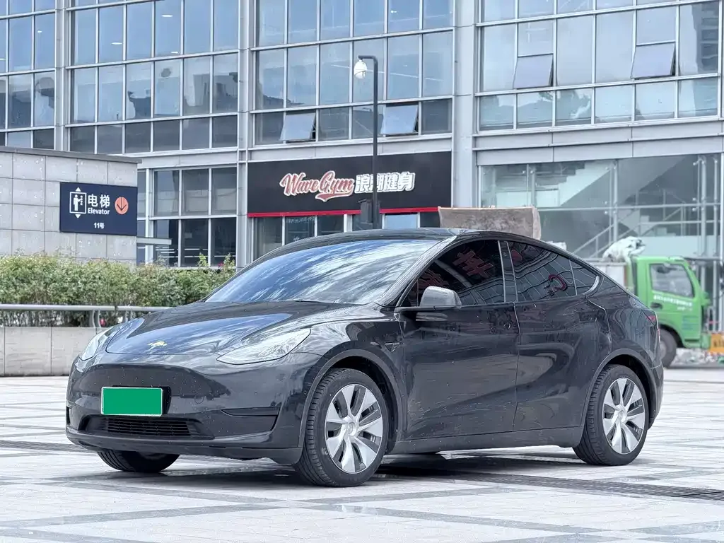 Tesla Model Y — фото 1
