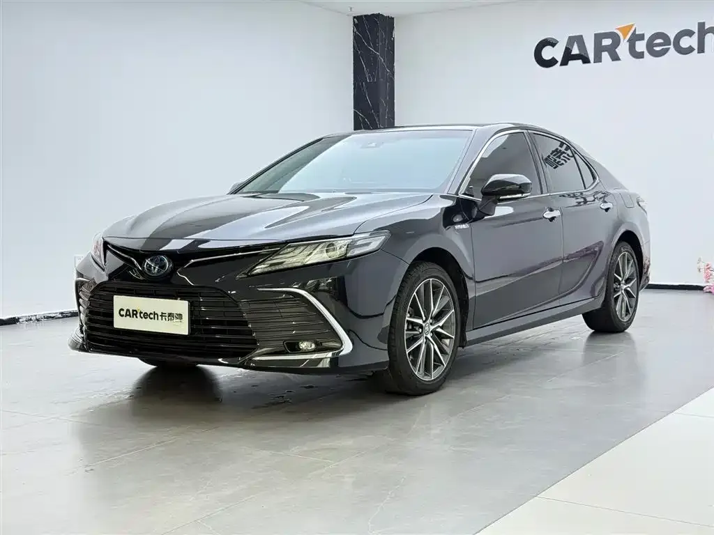 Toyota Camry — фото 1