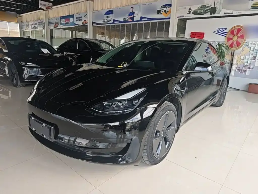 Tesla Model 3 — фото 1