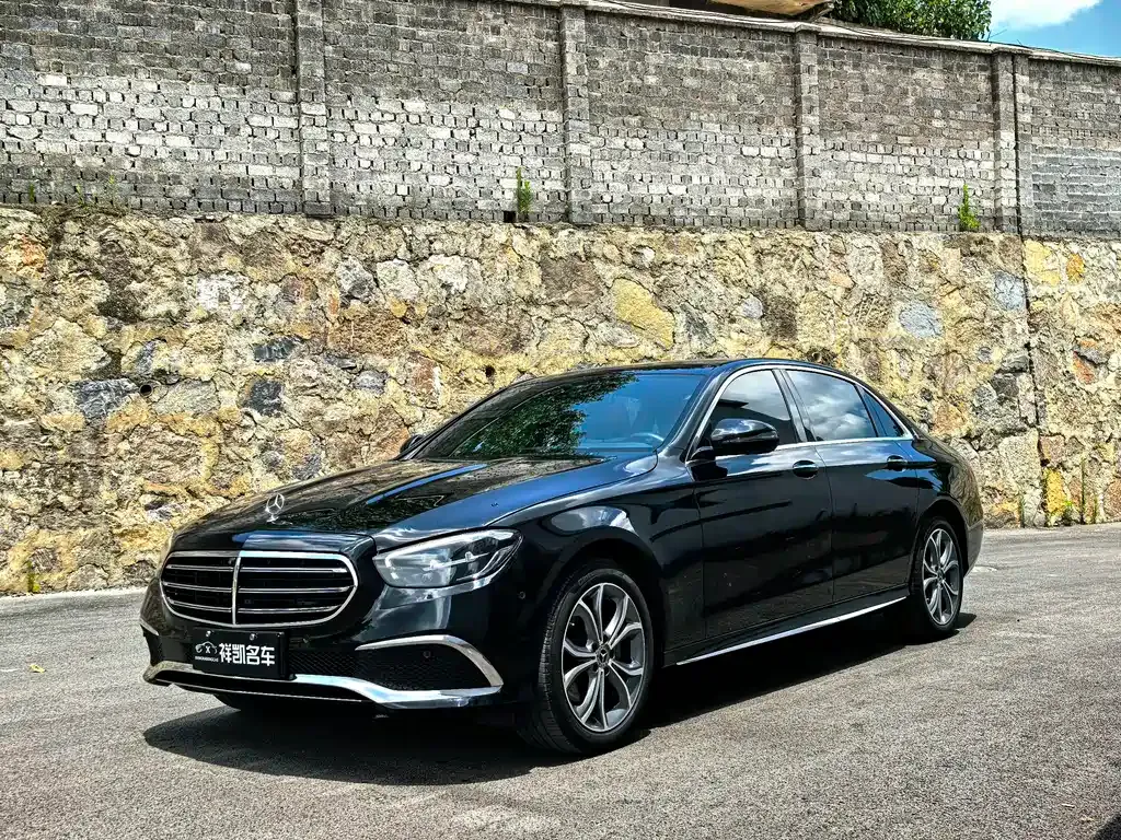 Mercedes-Benz E-Class — фото 1