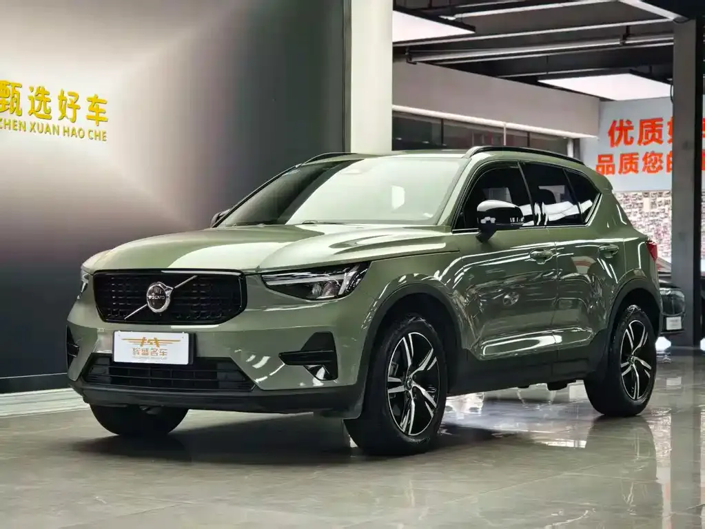 Volvo XC40 — фото 1