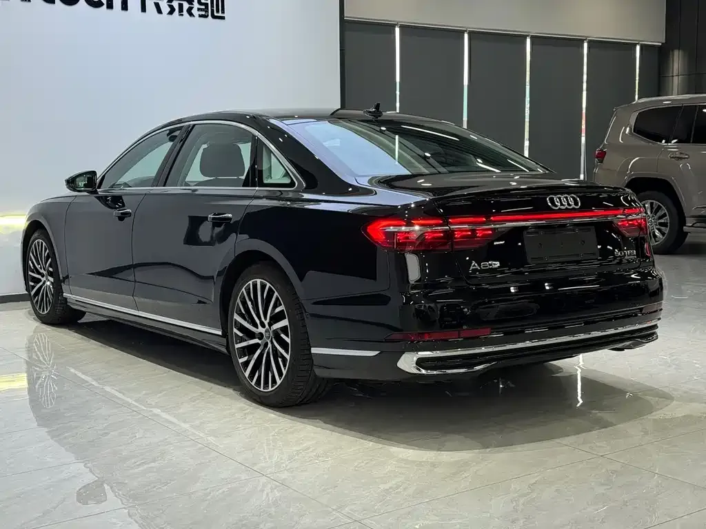Audi A8 — фото 8
