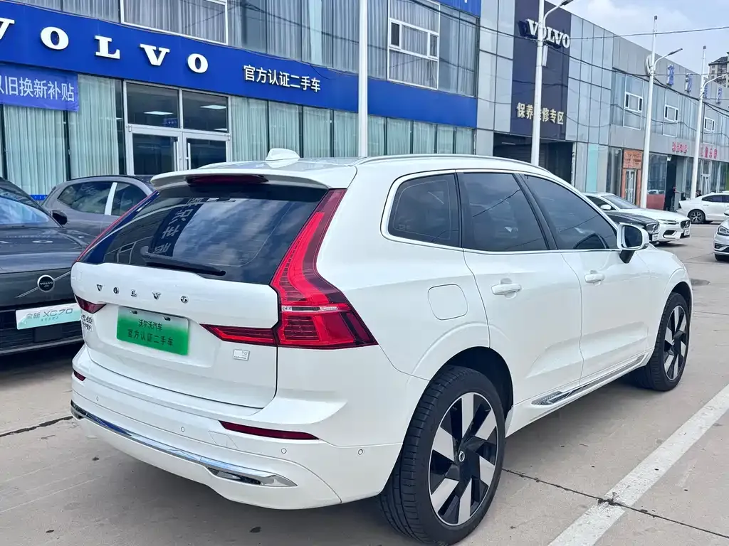 Volvo XC60 PHEV — фото 10