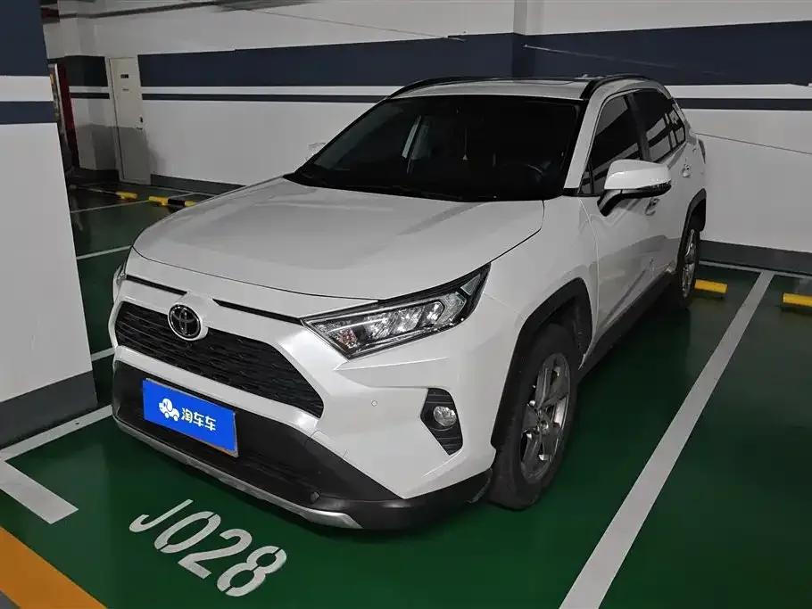 Toyota RAV4 — фото 1