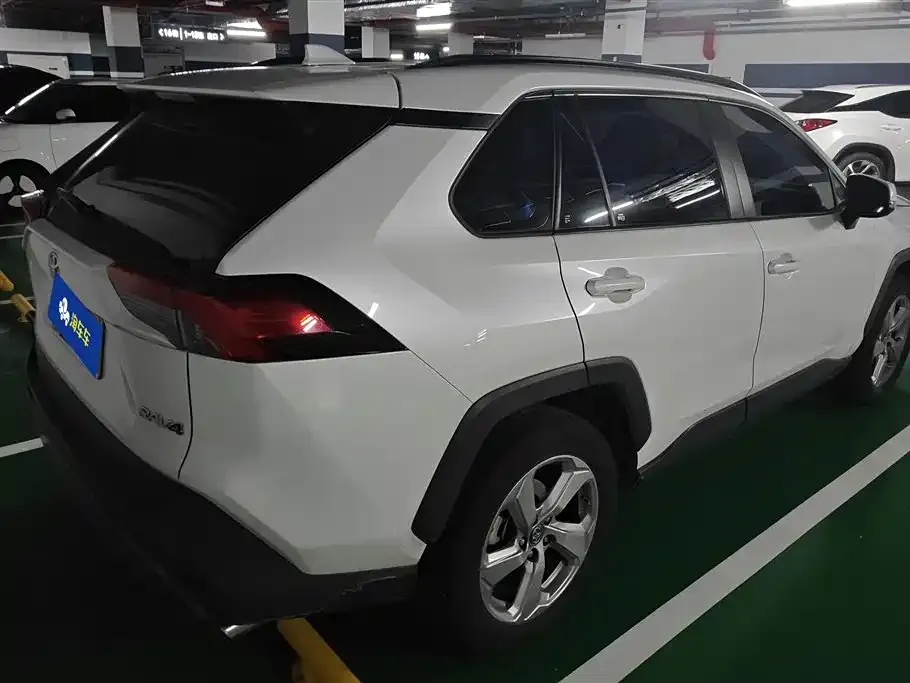 Toyota RAV4 — фото 5