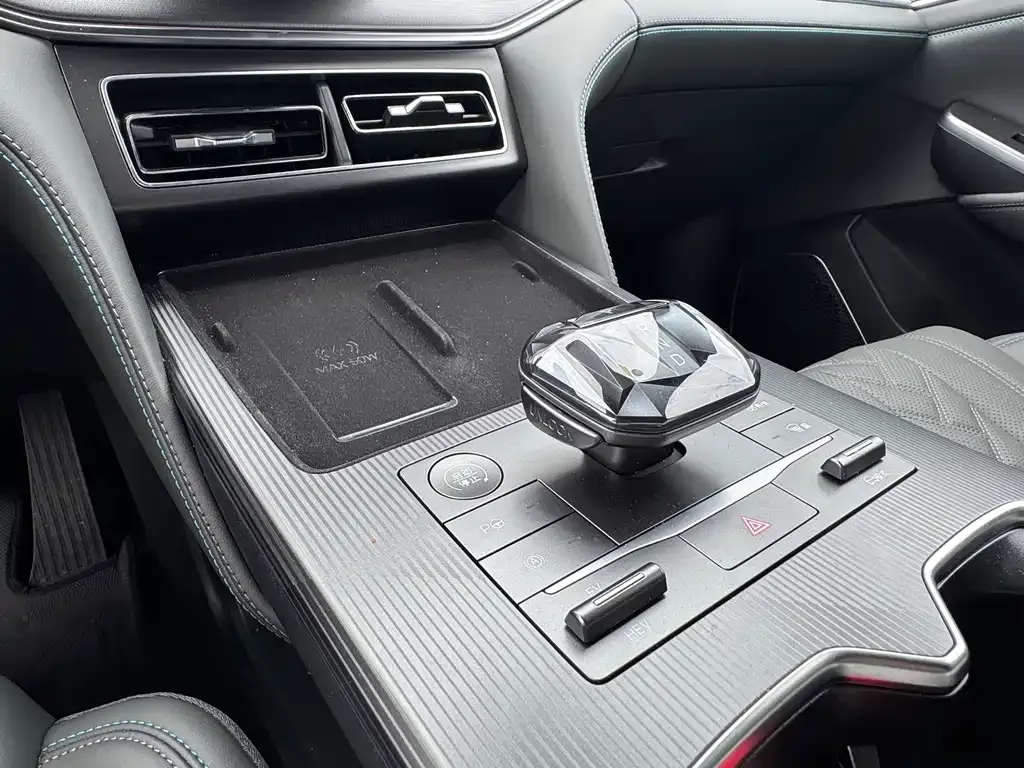 BYD L DM-i — фото 8