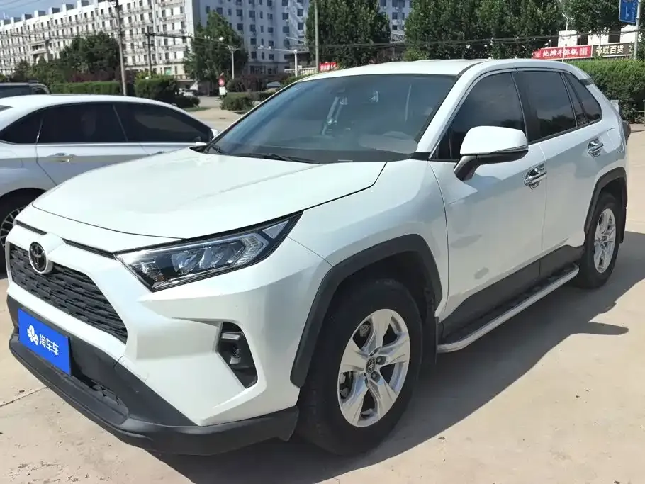 Toyota RAV4 — фото 1