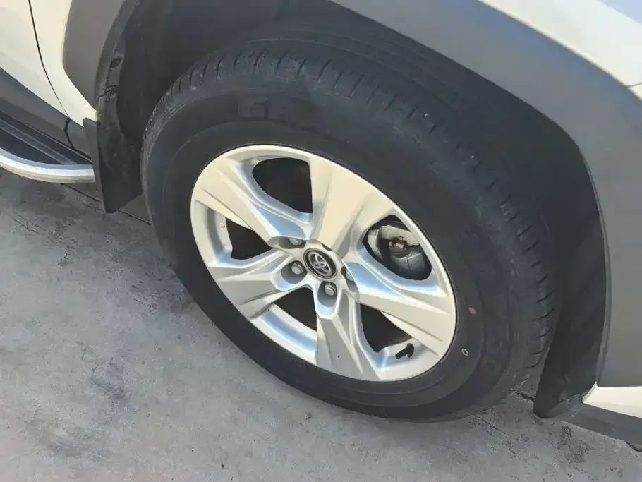 Toyota RAV4 — фото 10