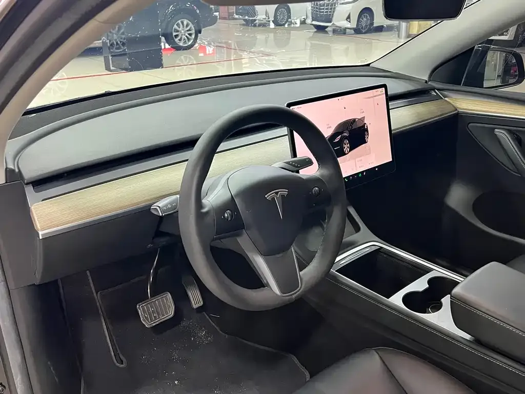 Tesla Model Y — фото 6