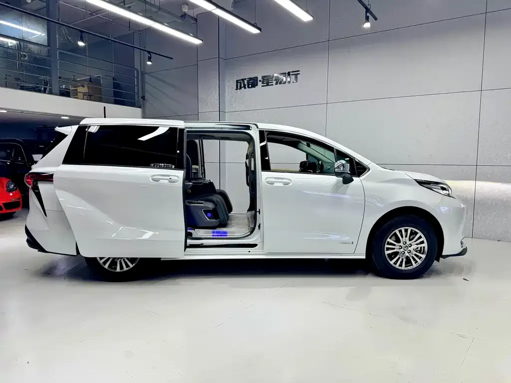 Toyota Sienna — фото 8