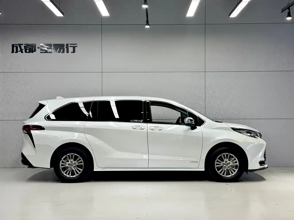 Toyota Sienna — фото 2