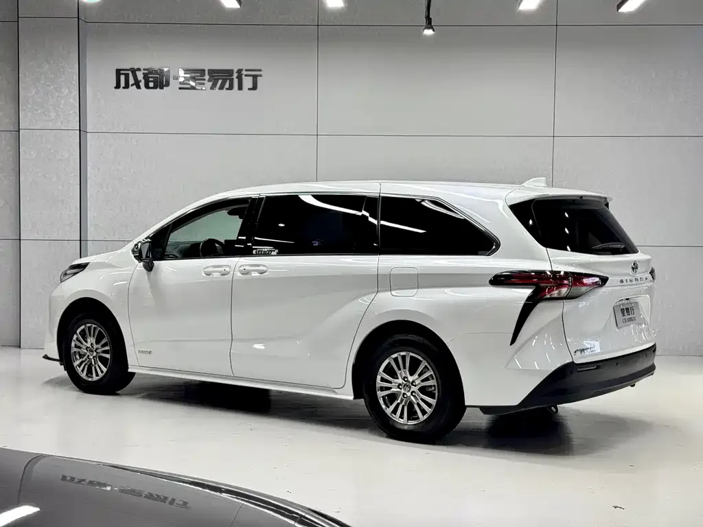Toyota Sienna — фото 7