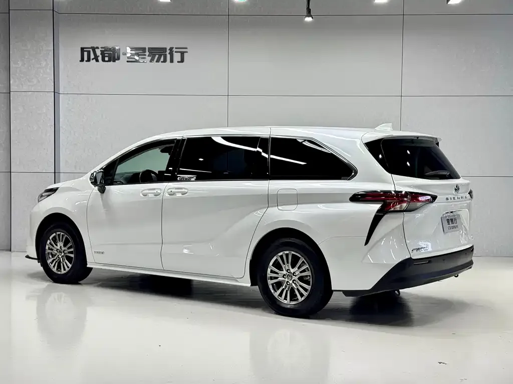 Toyota Sienna — фото 4