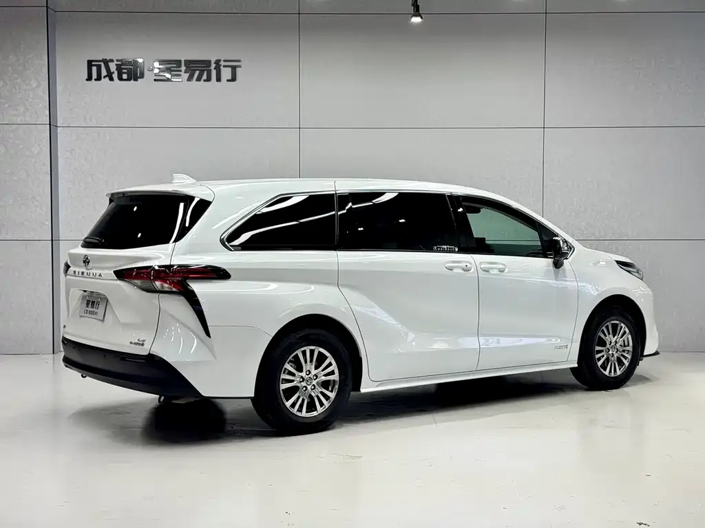 Toyota Sienna — фото 9
