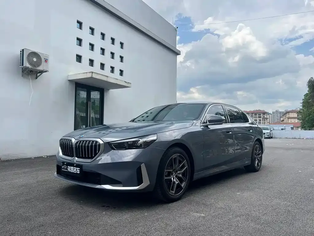 BMW 5 Series — фото 1