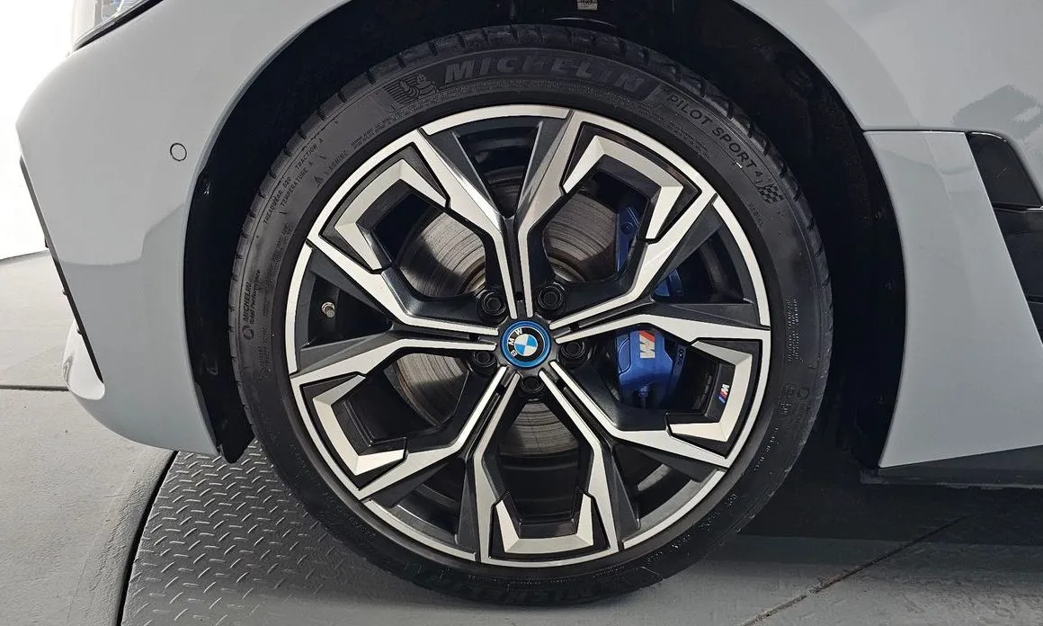 BMW i4 — фото 10