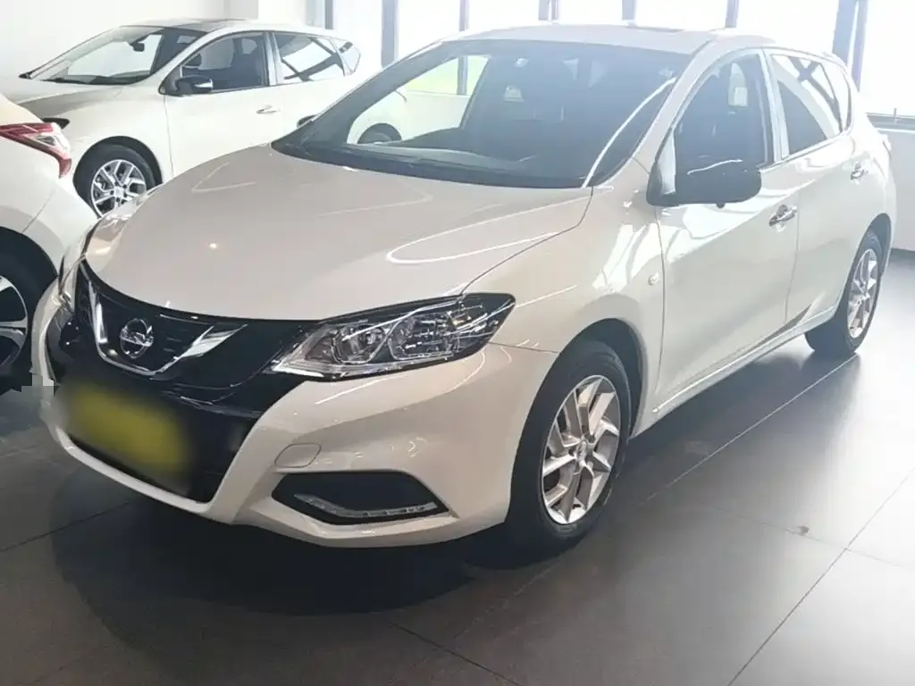 Nissan Tiida — фото 1