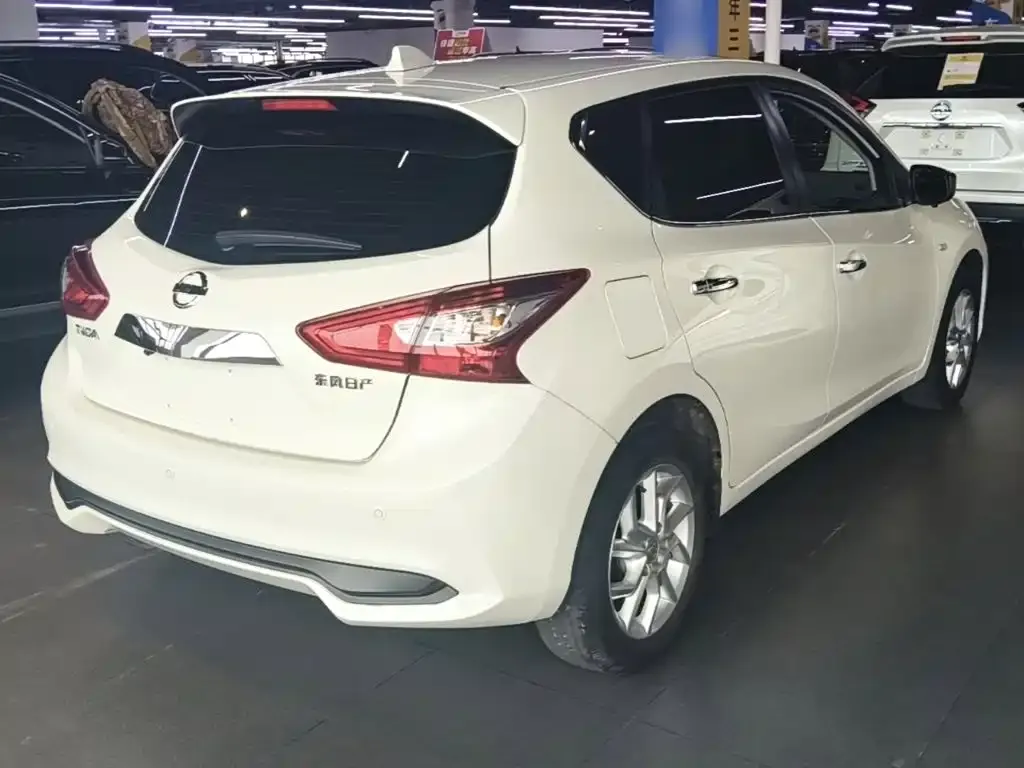 Nissan Tiida — фото 4