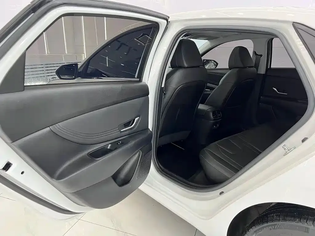 Hyundai Elantra — фото 9