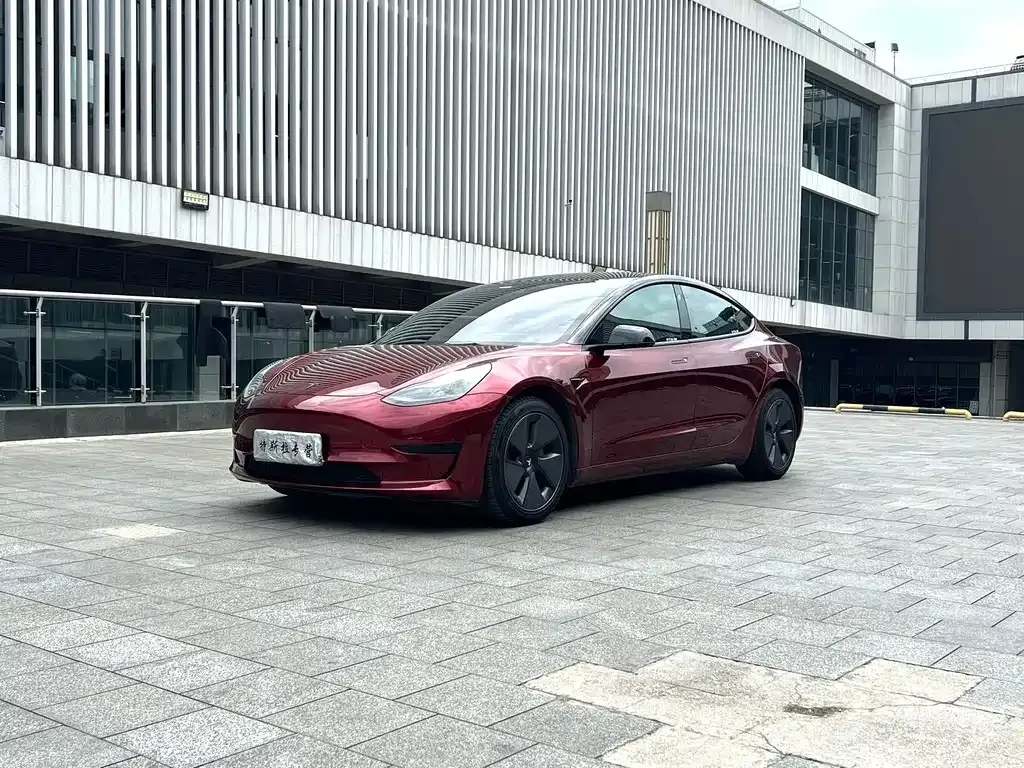 Tesla Model 3 — фото 1