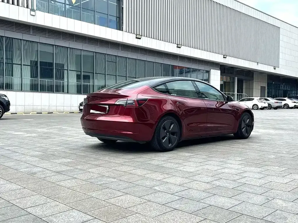Tesla Model 3 — фото 4
