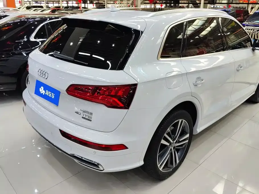 Audi Q5L — фото 10