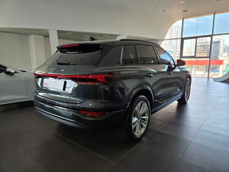 Audi Q6 e-tron — фото 2