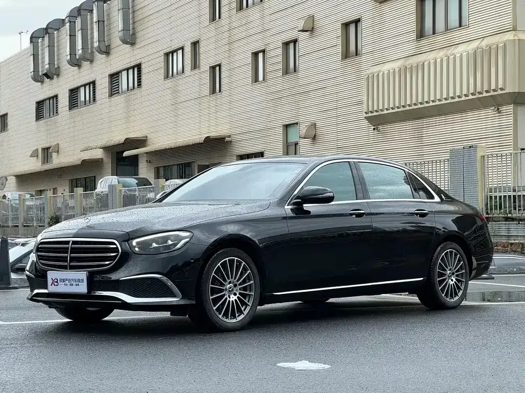 Mercedes-Benz E-Class — фото 1
