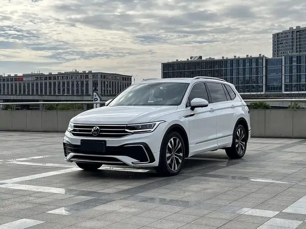 Volkswagen Tiguan L — фото 1