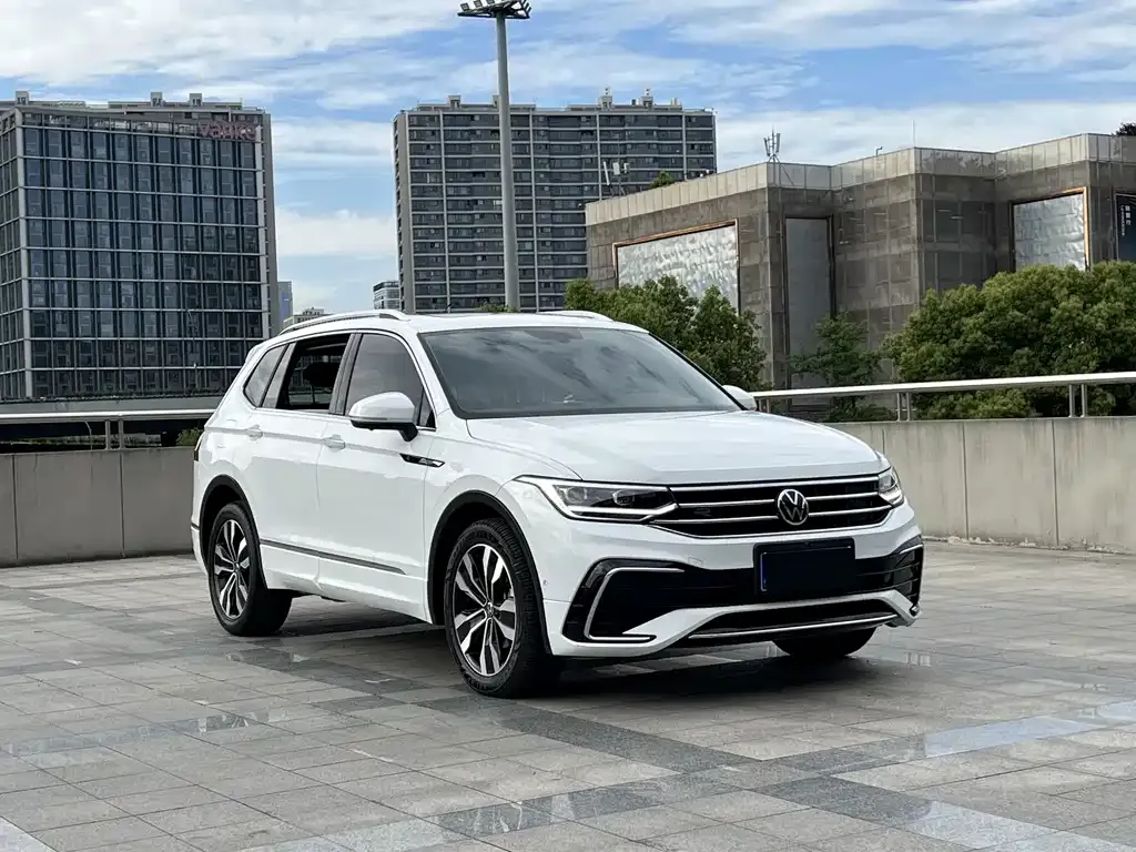 Volkswagen Tiguan L — фото 9