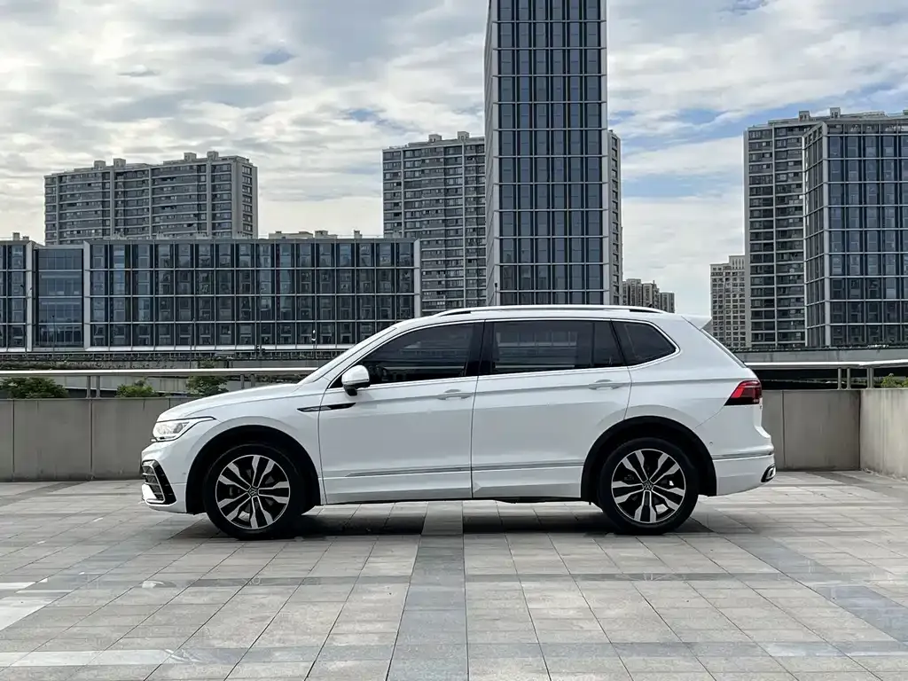 Volkswagen Tiguan L — фото 8