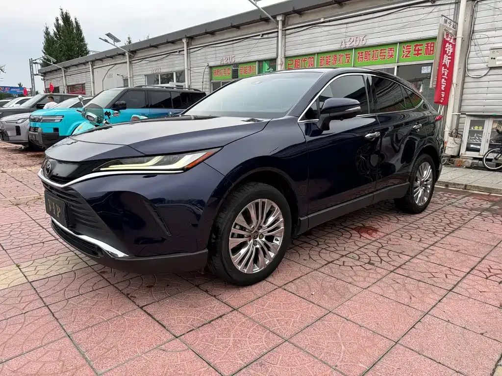 Toyota Harrier — фото 1