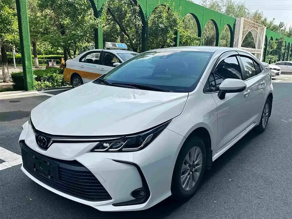 Toyota Corolla — фото 1