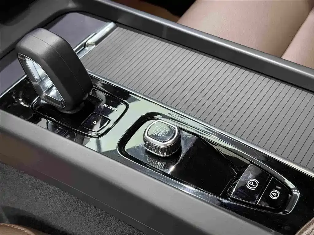 Volvo XC60 — фото 10