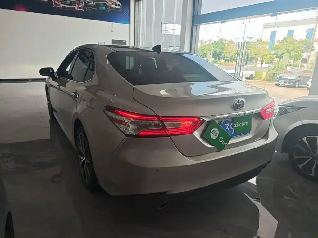 Toyota Camry — фото 5