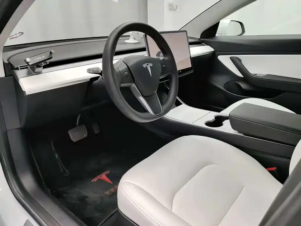 Tesla Model 3 — фото 7