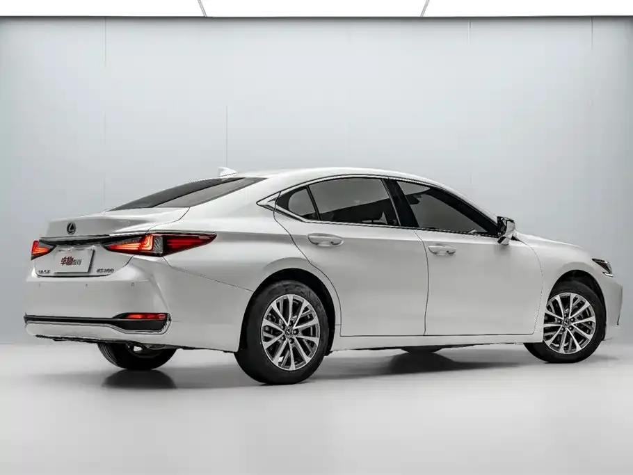 Lexus ES — фото 5