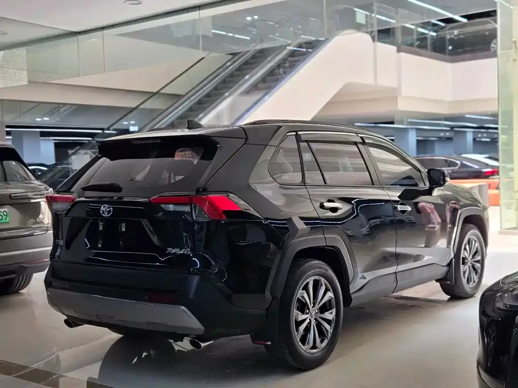 Toyota RAV4 — фото 5
