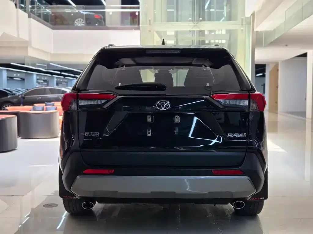 Toyota RAV4 — фото 8