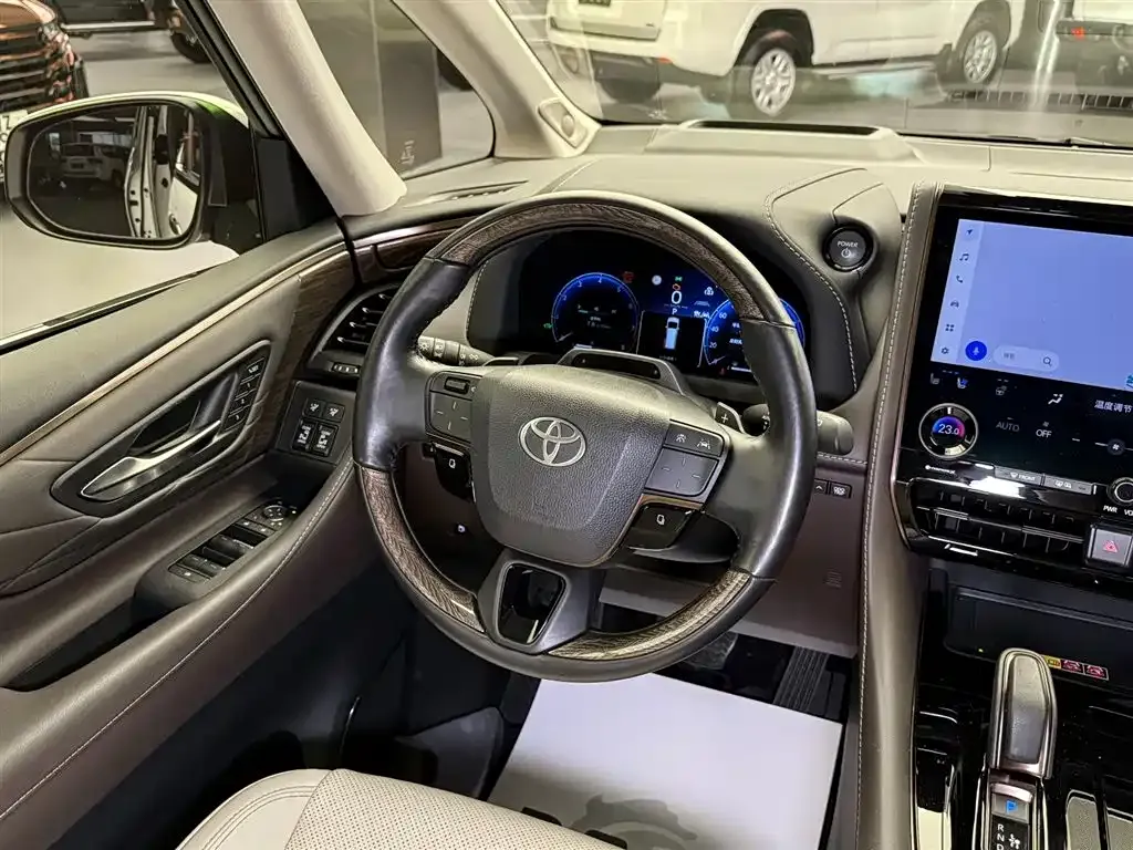 Toyota Alphard — фото 9