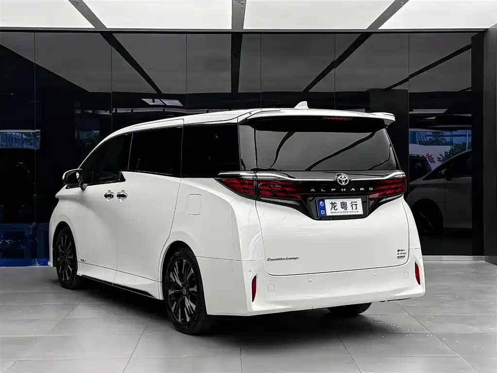 Toyota Alphard — фото 6