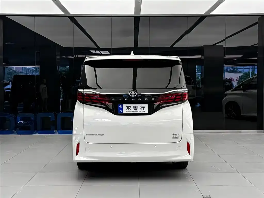 Toyota Alphard — фото 2
