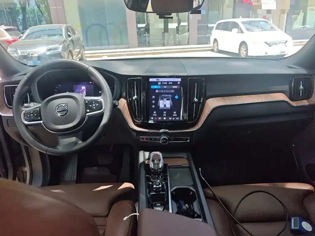 Volvo XC60 — фото 10