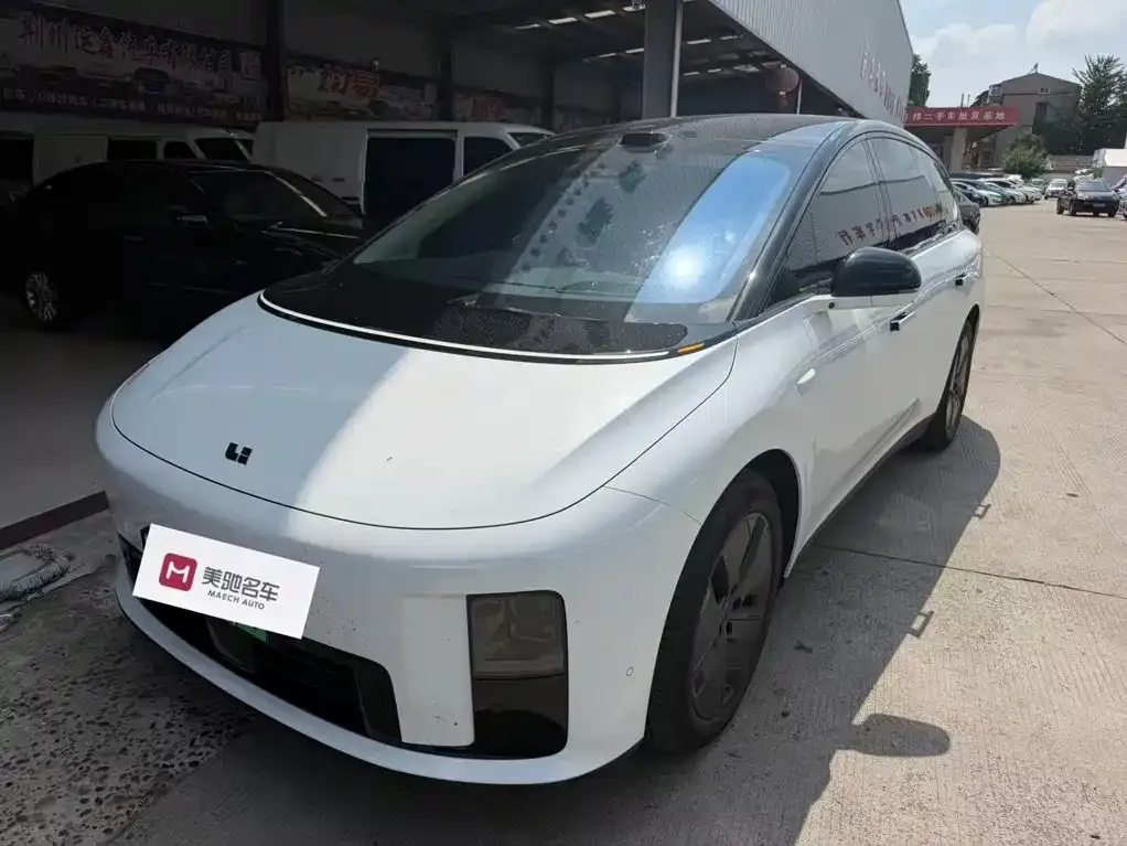 Li Auto i8 — фото 1