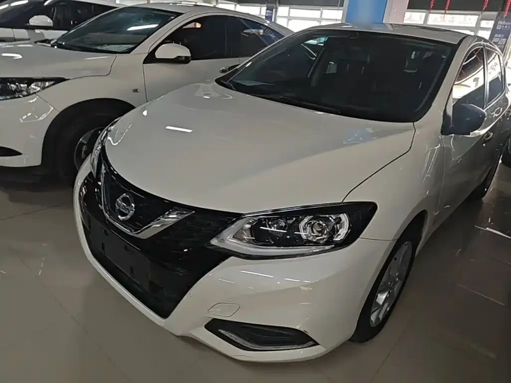 Nissan Tiida — фото 1