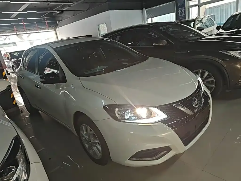 Nissan Tiida — фото 4