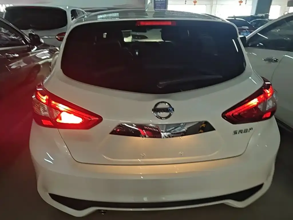 Nissan Tiida — фото 2